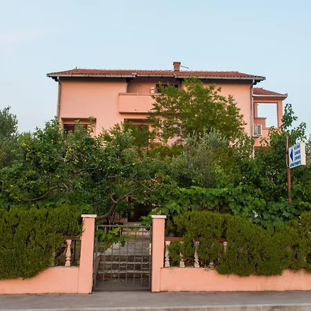 A1 Cozy Apt W Big Garden 2 Balconies & Grill 公寓 *